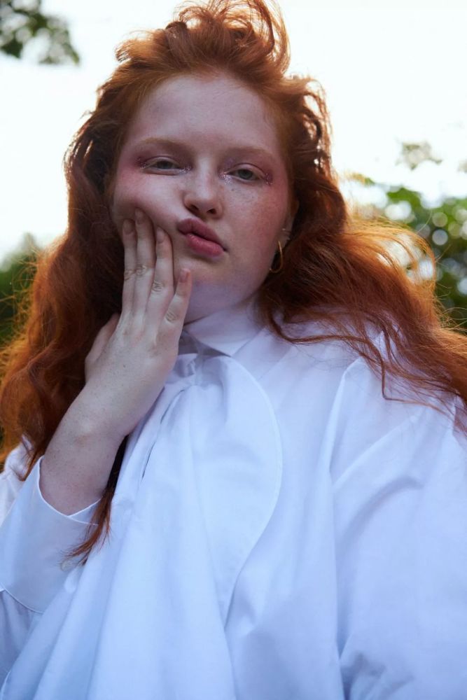 荷兰加苏格兰血统,一头红发,满颊雀斑,baby face,如果把tess放进