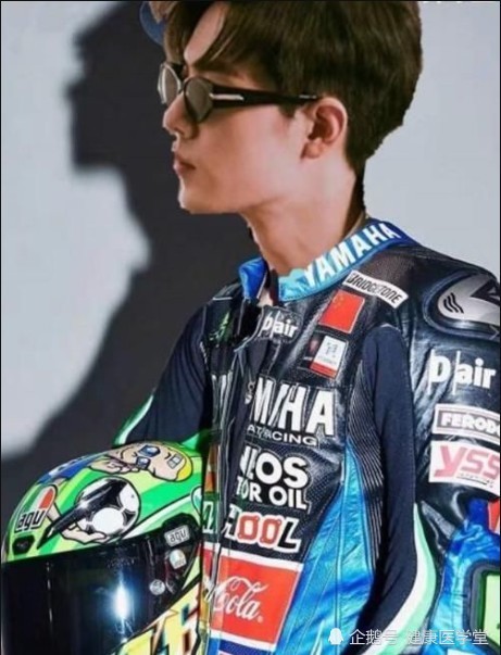 有种塑料兄弟叫肖战王一博你的赛车服我穿上正合身