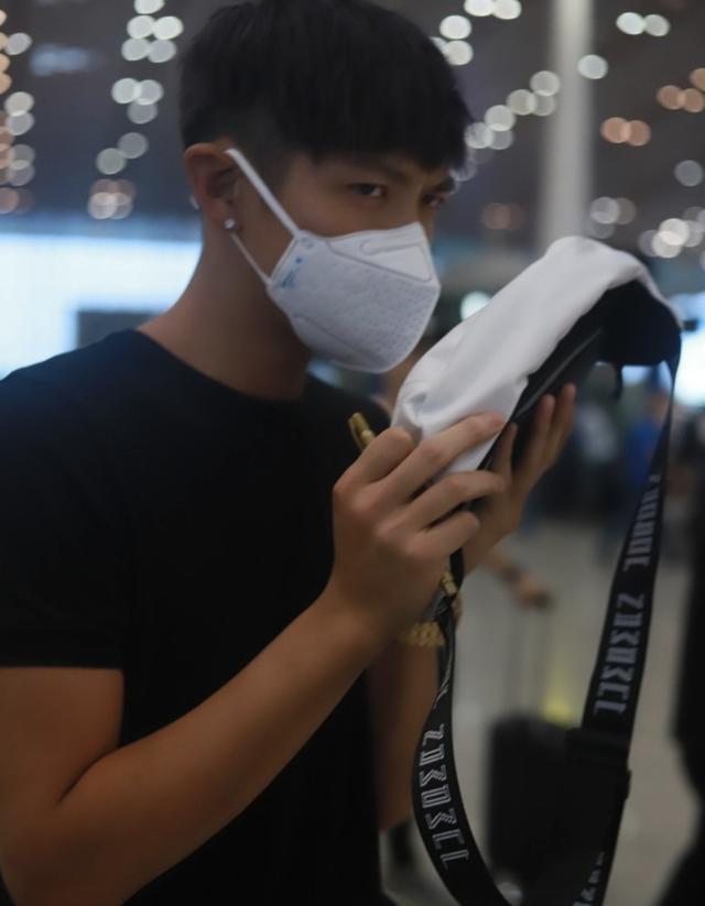 庆祝出道8周年,柯震东晒紫发自拍嘟嘴卖萌,难道准备复出?