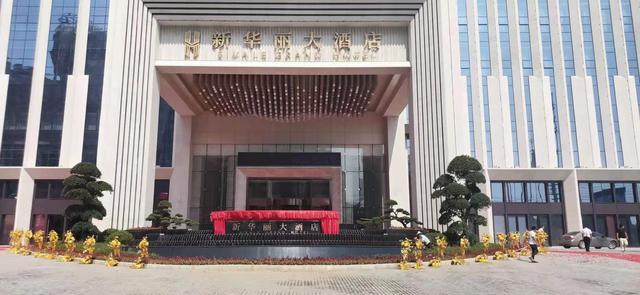 烈士陵园坐落在湖北省阳新县风景秀丽的竹林塘湖畔的伏虎山上,占地