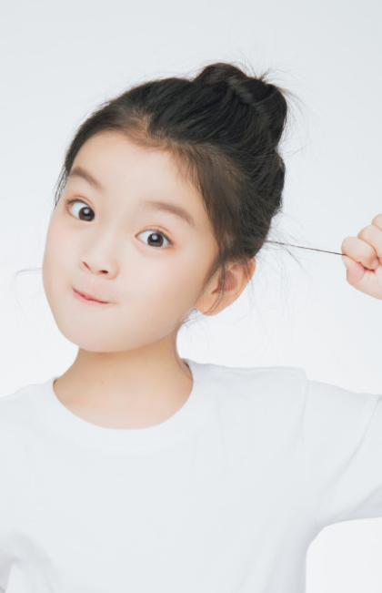 身形高大,这个小女孩作为素人家的孩子与其他明星宝宝比起来并不逊色