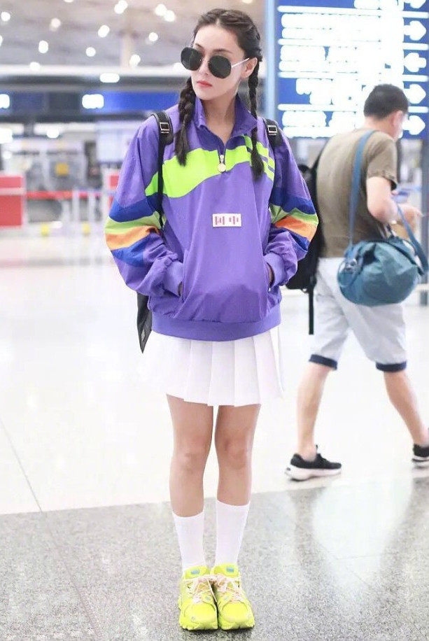 宝妈张馨予穿白色百褶裙如少女,看到真实腿型,网友:认真的吗?