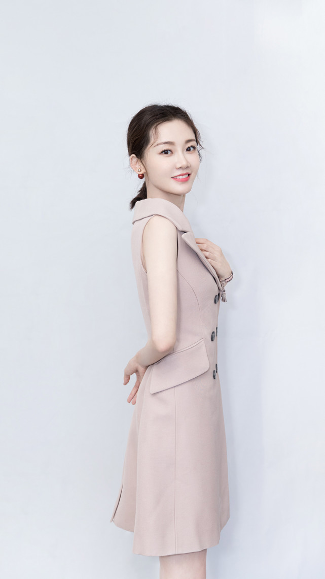 郑凯老婆苗苗身穿西装外套,气质真是好的没话说