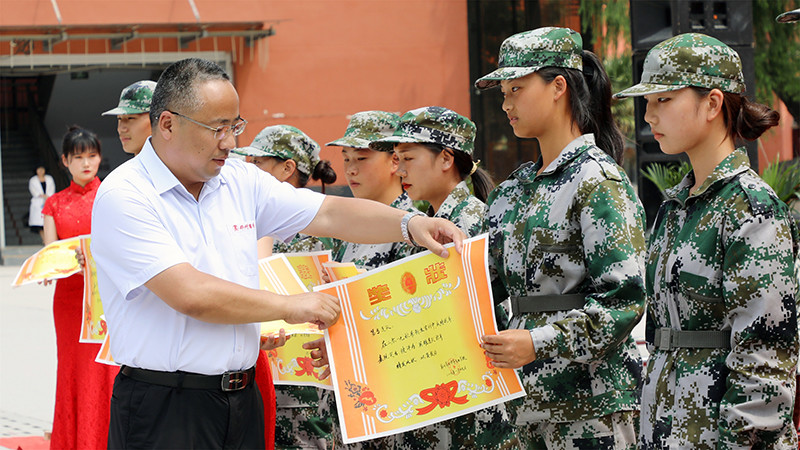 8月19日,鄭州商業中等專業學校2019級新生軍訓匯演暨表彰大會於啟智