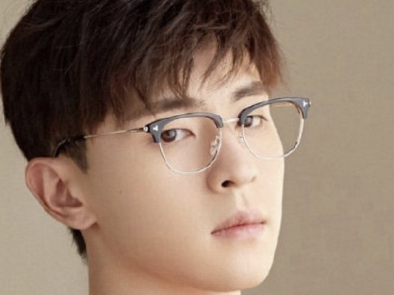 看这张邓伦戴眼镜的照片,很多网友都表示真的惊艳了,邓伦不戴眼镜是
