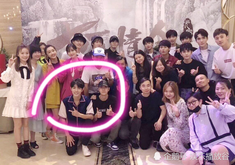 时隔一年陈情令剧组庆功宴肖战王一博衣品差距大