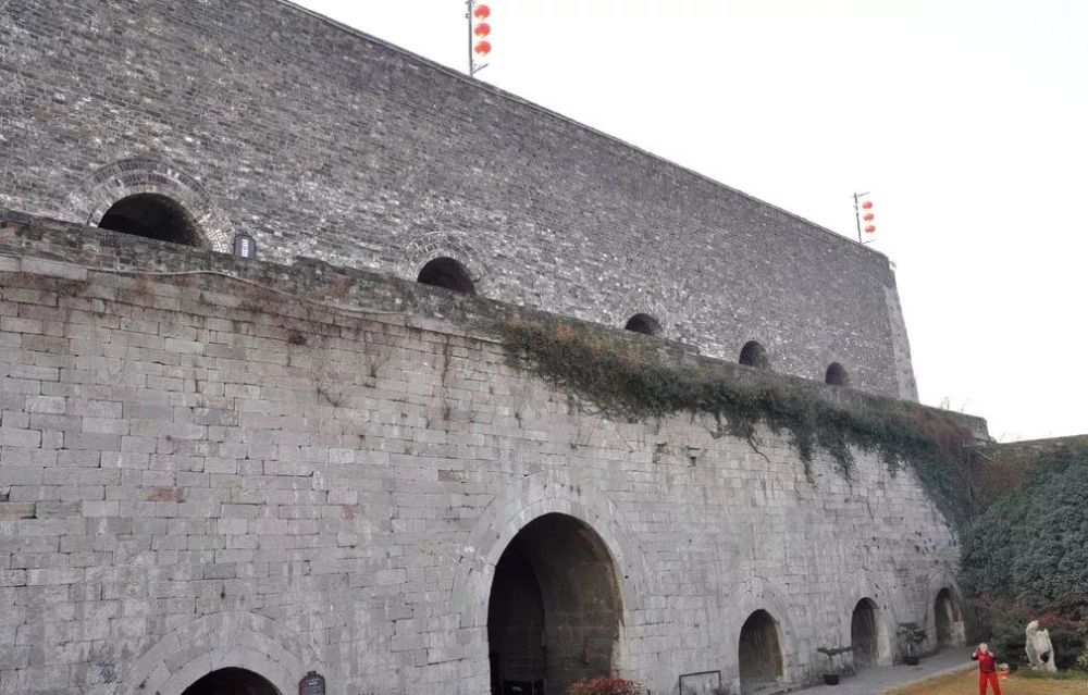 湖北荆州古城北大门的藏兵洞 警铺 警铺是城墙上向外挑出的部位,底部