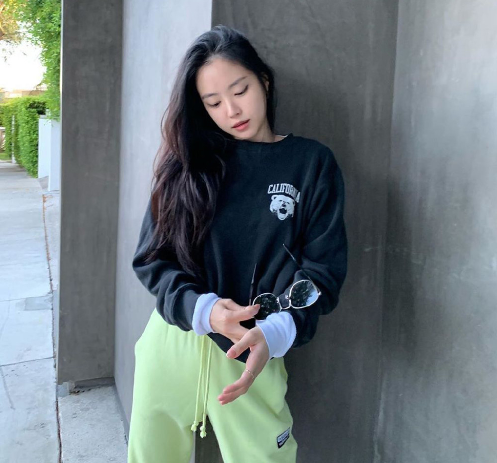 孙娜恩运动风小清新,运动装的娜恩蛮酷的,只是有点金智妮的感觉_腾讯