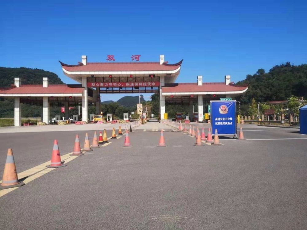 金沙江边纳凉市民注意安全