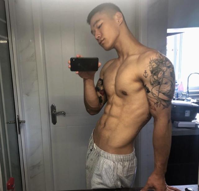 一位爱健身的95后 雕刻出胸肌人鱼线 成炙手可热的型模