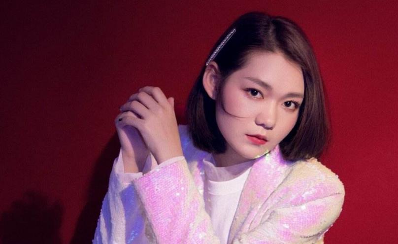 sunnee首次挑战长卷发,中性风秒变甜美,网友直呼认不出?