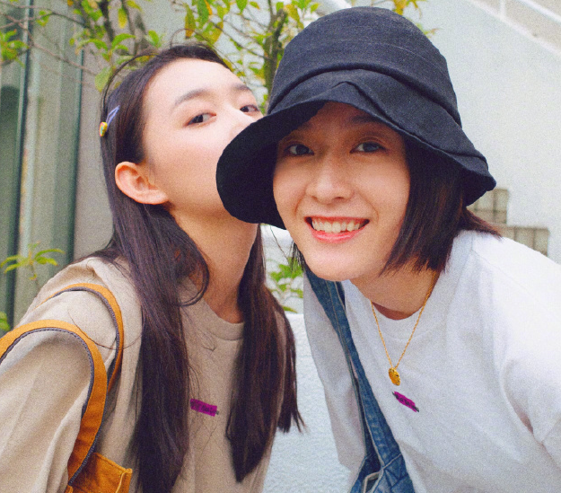 张雪迎陪蒋依依毕业旅行,"闺蜜装"格外抢镜,网友:依依好幸福