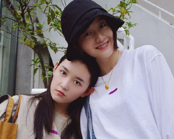 张雪迎陪蒋依依毕业旅行,"闺蜜装"格外抢镜,网友:依依好幸福