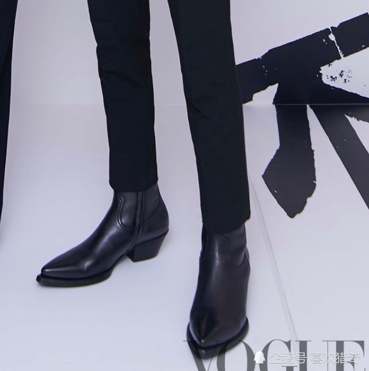 其实男生穿皮鞋也是很是正常,让人觉得无法接受的是,王一博的这双皮鞋