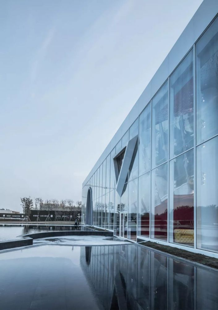 用玻璃和金属打造出的酷炫未来感空间评为最具设计感的售楼处