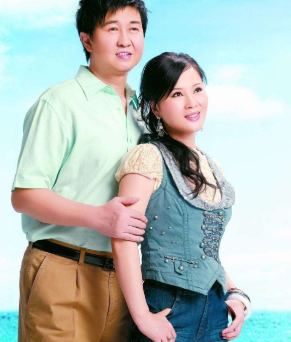 52岁付笛声夫妇,老到差点认不得,开直播唱歌,上亿院子曝光