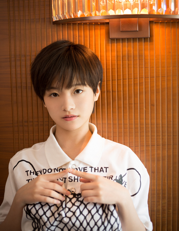 都说"英子"长发好看,当看到她短发的造型,才知道她有多美