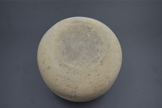 71mm此藏品为汉代陶罐,汉代用泥土为坯胎,经入窑烧制的器物.