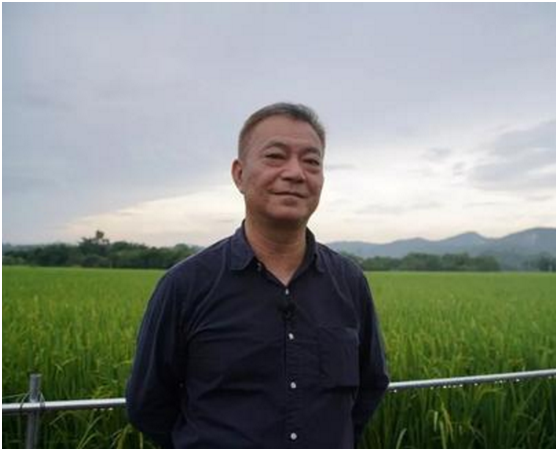 谈及他以往的经历时,廖伟雄一本正经地说:"我没(经历)过逆境,也都没