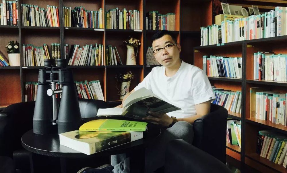 还不是因为李旭老师讲课风趣幽默,敢说真话,偶尔还边弹吉他边唱歌,颇