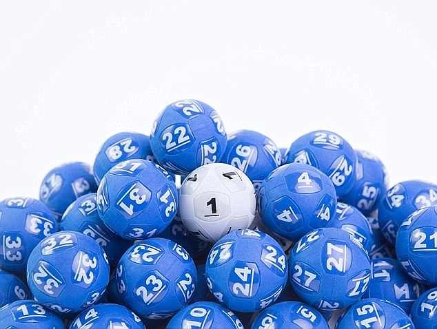 彩票|女子买彩票中520万当场大哭：我可以去帮助更多人了