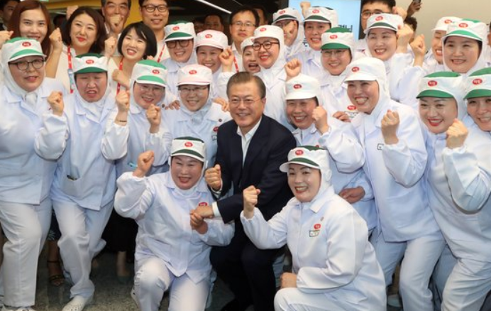 文在寅访问鸡肉工厂与工人合照,韩国失业率持续上涨成其梦魇
