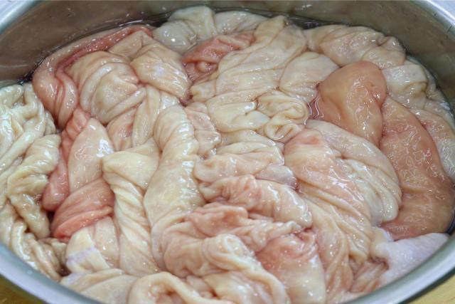 要用水冲,直接用剪刀将猪大肠剪开,用东西将猪大肠内部的残留物刮干净