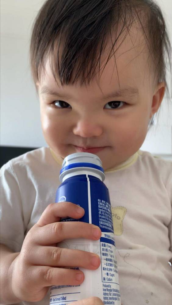 熊黛林晒女儿近照越来越像爹,宝宝搞怪玩饮料瓶精灵古怪