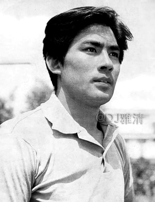 蓝鲸紧急出动》等电影中担任男主角,是八一厂在80年代的当家小生之一