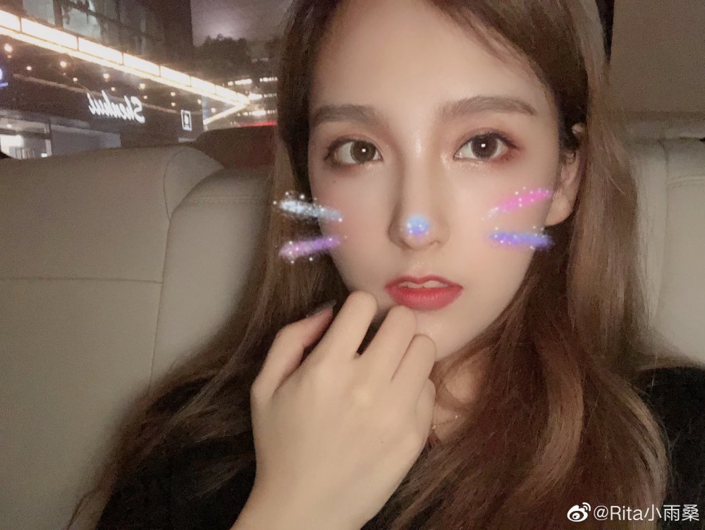 在刚刚入驻虎牙的时候,rita就曾因为美颜打的太重而受到了观众的吐槽.