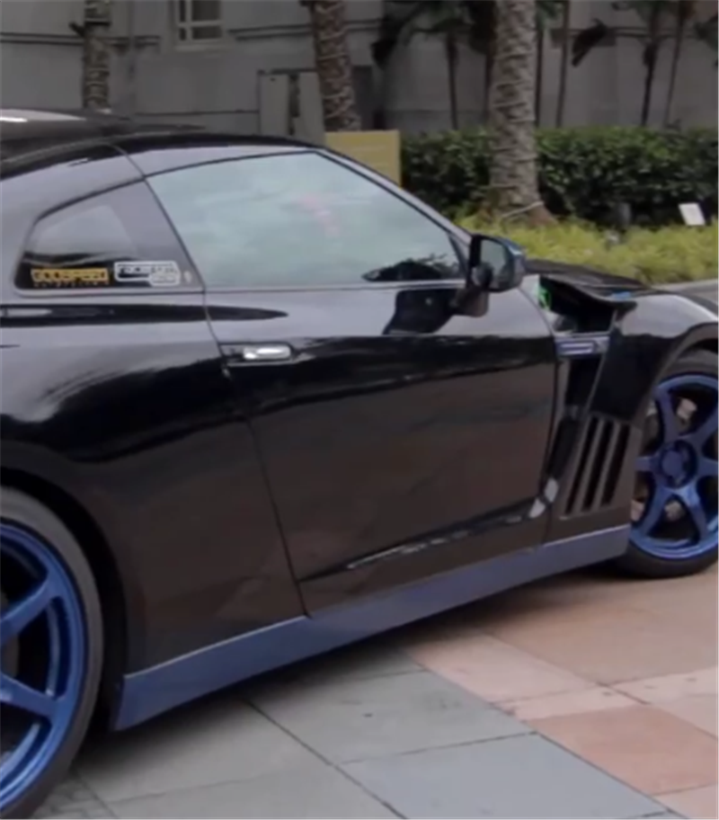 185万gtr挂4个4牌,2.7秒破百,车尾尾灯贴纸才是亮点