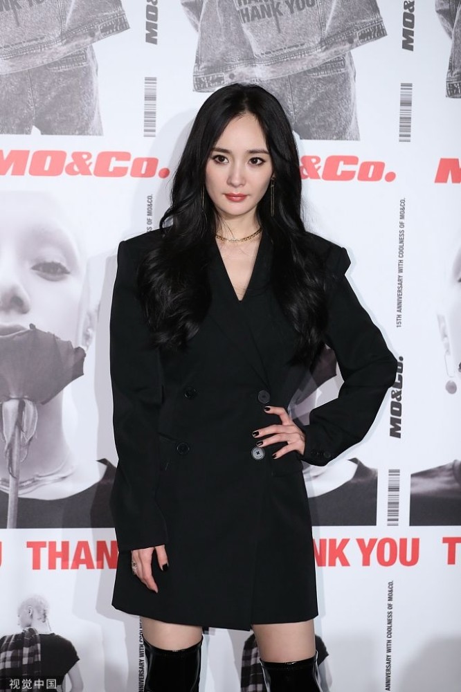 内地女演员杨幂现身,穿黑色长款风衣搭配长靴,酷劲十足