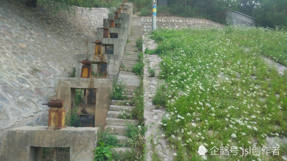 临潼芷阳湖,湖内无水已成干湖