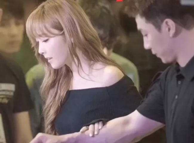 韩国女明星的保镖火了只因他对女雇主做这样的事网友瞬间炸锅