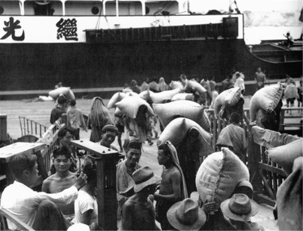 民国上海工人旧照:图二正打卡,图三发工资,图四男人在使缝纫机