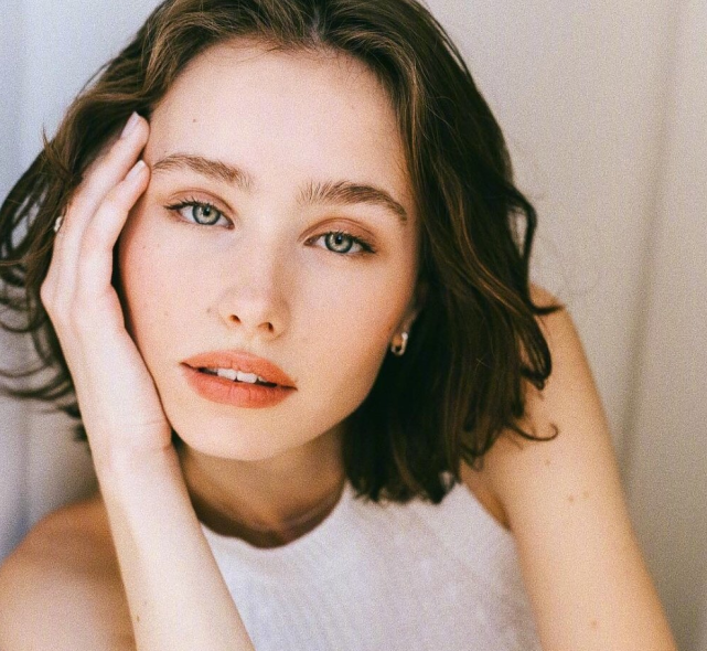 俄罗斯短发学生凭气质走红ins经得住大特写考验的美貌