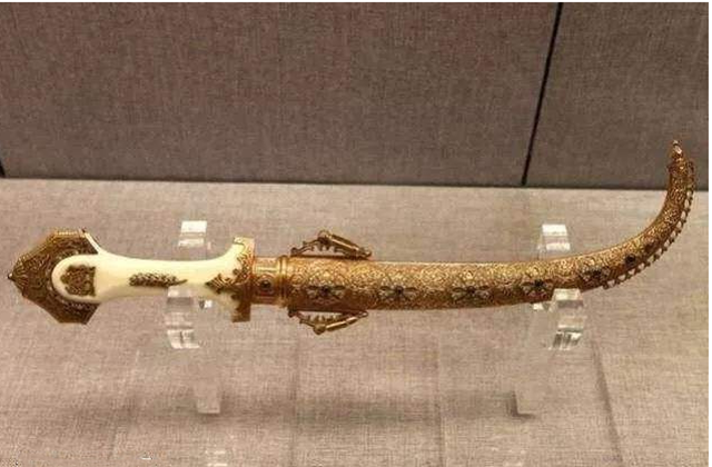 世界最昂贵冷兵器:第1纯金打造全球只有两把,第2乾隆阅兵用