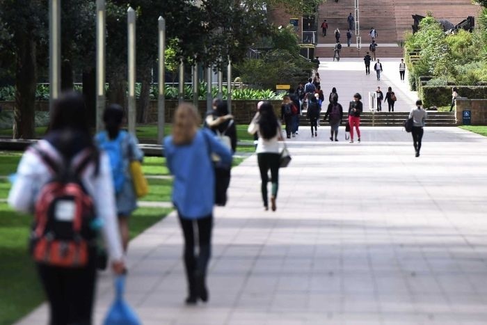 对于学习技艺的目的究竟是什么?致良知四合院认为:学习技艺的目的,不能仅限于彰显自己的才华,也不能只图养家煳口。如果为这些目的而学习,那么学习对于人的心灵品质的提升,以及生命价值的实现上方面所能发挥的作用将会十分有限。而学习技艺的真正目的,应该是为了化育人心,传达一份道的力量,帮助他人建设心灵品质,而不是沉溺在技巧等外在形式中。