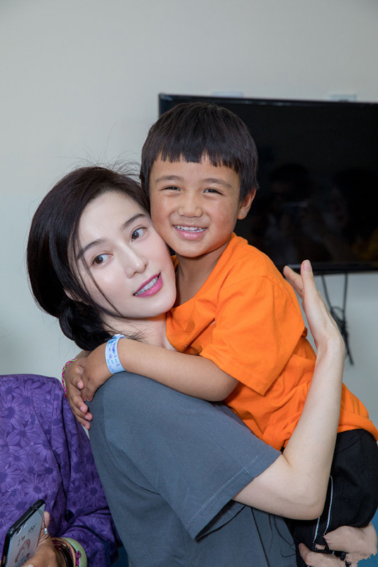 范冰冰被质疑靠公益洗白,孩子看她的眼神暴露真相:还能说啥?_腾讯新闻