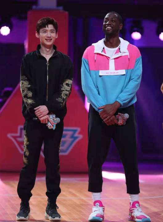 有人不信白敬亭有183cm所以他和黑人比身高实力打脸黑粉