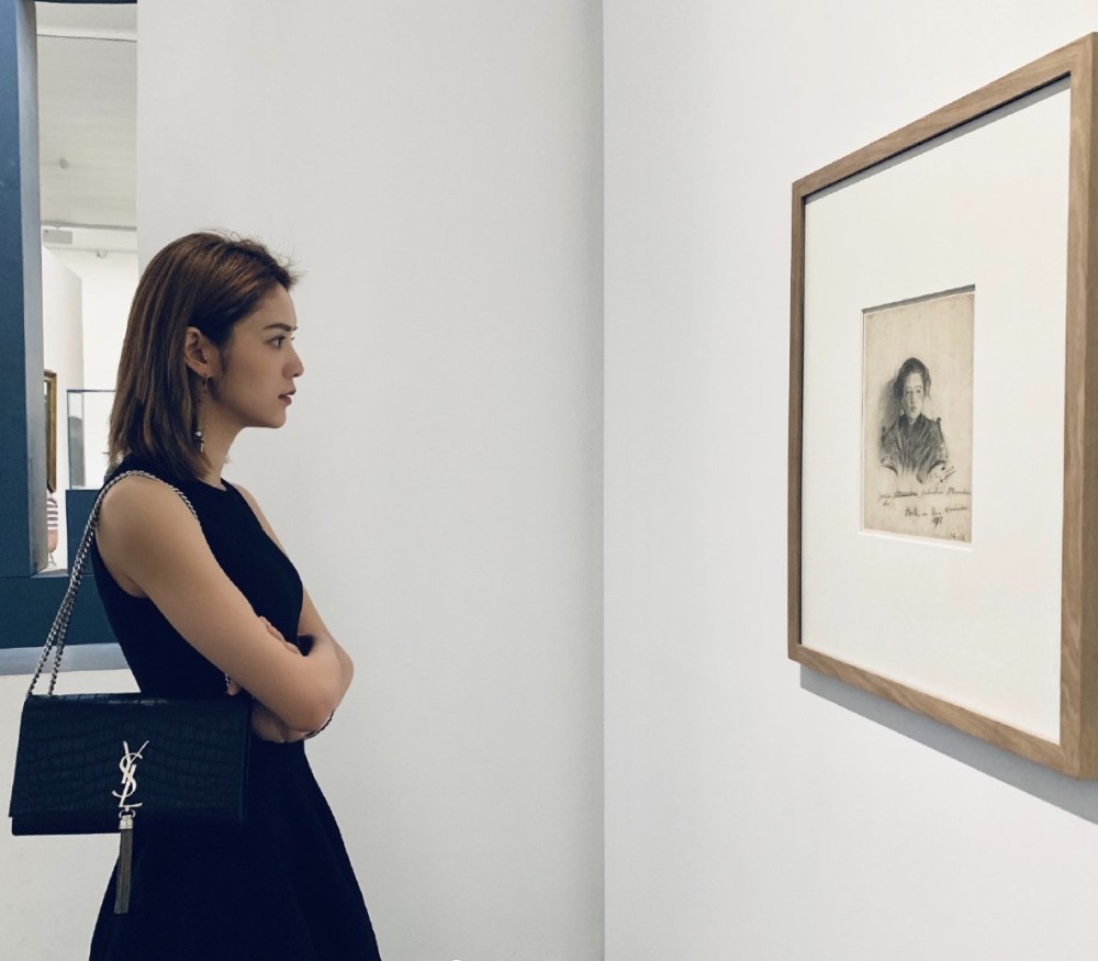 林峰女友同陈坤徒步穿全黑运动装太气质