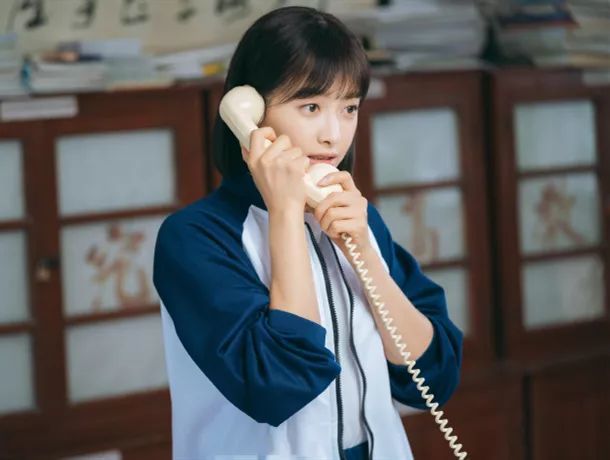 宋茜也穿蓝白校服扮少女 裸妆出镜毫无违和感 说她18都多了 宋茜