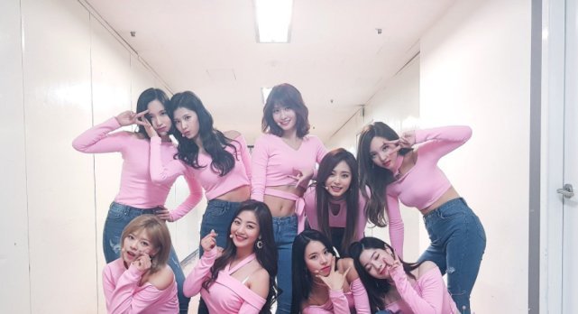 Twice更新9人合照 比起绯闻 她们的感情更值得被关注