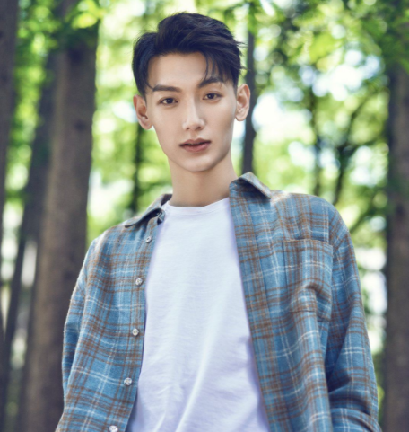 看到全职高手中陈夜辉的古装照后网友帅到移不开眼