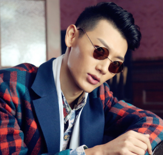 看到全职高手中陈夜辉的古装照后网友帅到移不开眼