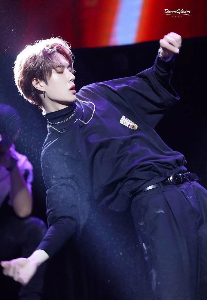 肖战王一博大写的斜杠青年，跳舞\/唱歌\/演戏…还可走秀!