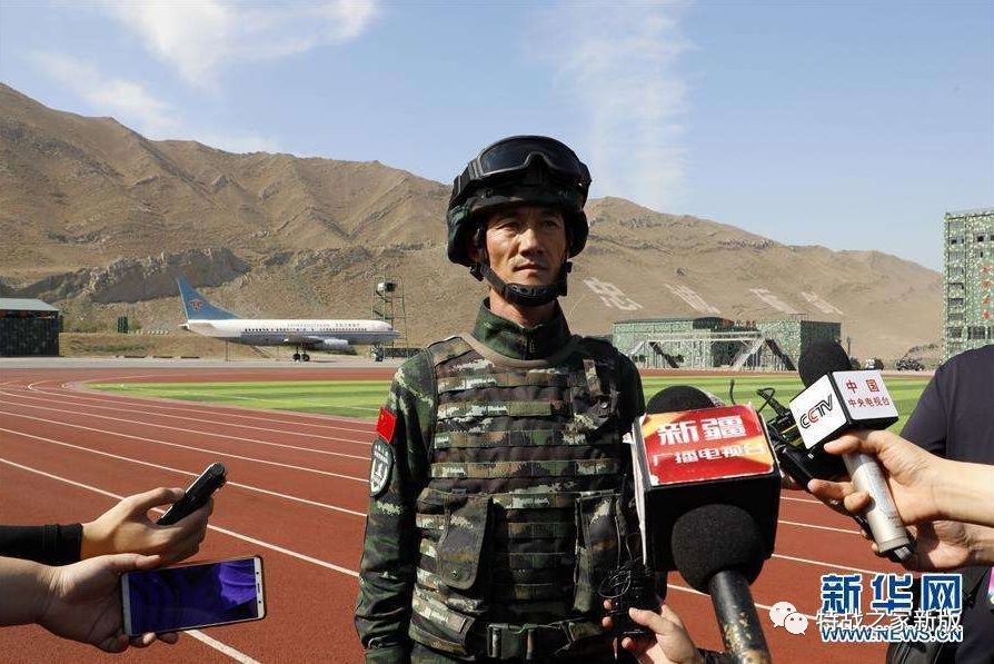能让人把这支部队和山鹰联系起来的,首先是突击队中队长周振眼神里的