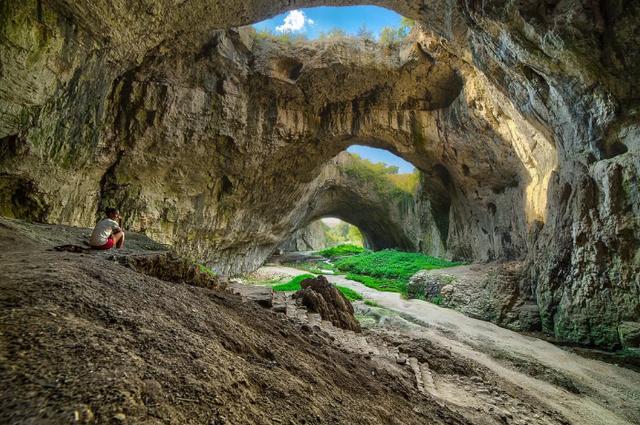 好神奇 这个洞穴藏有一双 上帝之眼 据说对视会被催眠