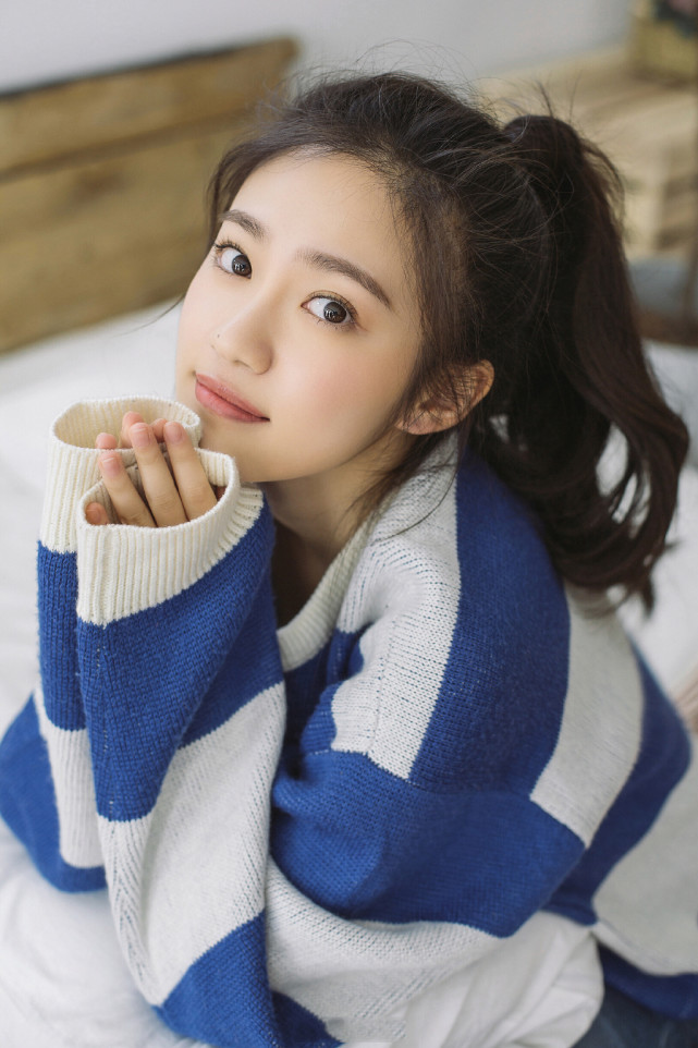 路人街拍:马尾姑娘气质美图,元气满满!