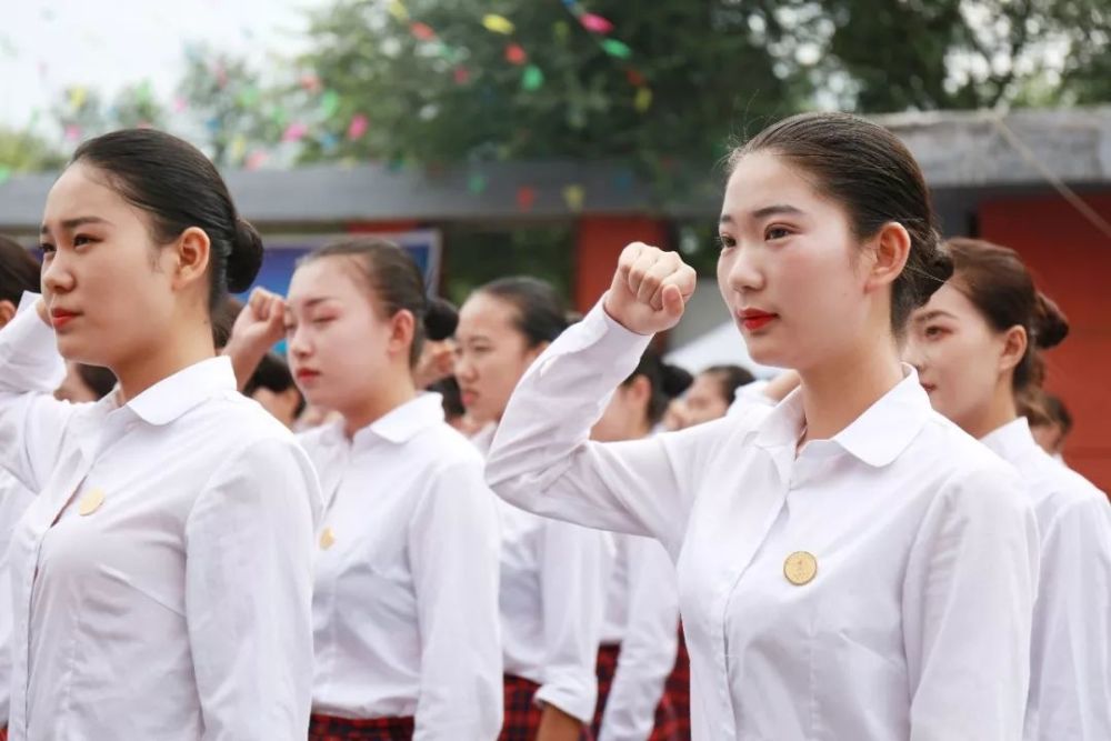 那些"初中毕业读了卫校的女学生",后来都怎么样了?